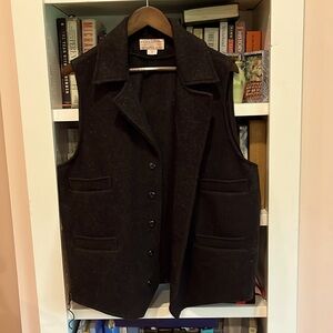 Filson collared men’s vest with pockets